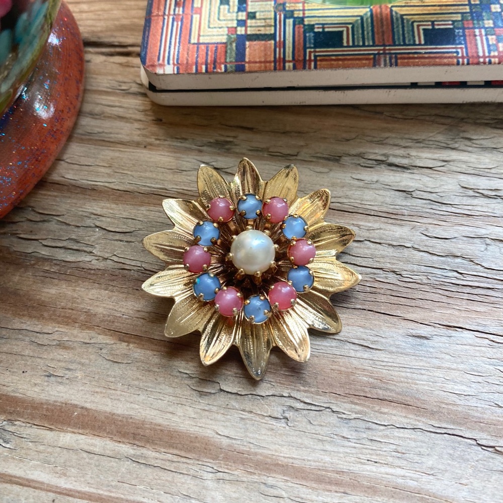 Vintage Gold Tone Flower Cabochon Pin